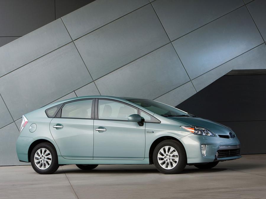  Toyota Prius Plug-In Hybrid 2011 года  (US) (фото 10 из 13)